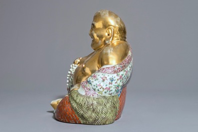 Een grote vergulde Chinese famille rose figuur van Boeddha, 19/20e eeuw